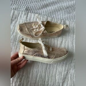 TOMS Metallic Lace Up Sneakers Rose Gold Canvas Shoes Size 4 Youth / Women’s 6